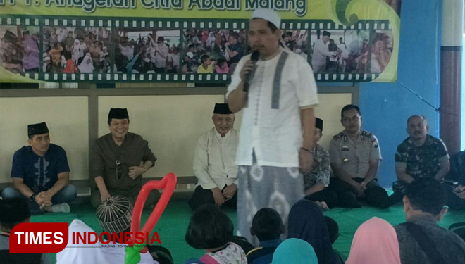 Mubaligh KH Kholili saat memberi kultum di hadapan anak-anak yatim piatu pada acara Safari Ramadhan PT ACA. (FOTO: Widodo Irianto/TIMES Indonesia)