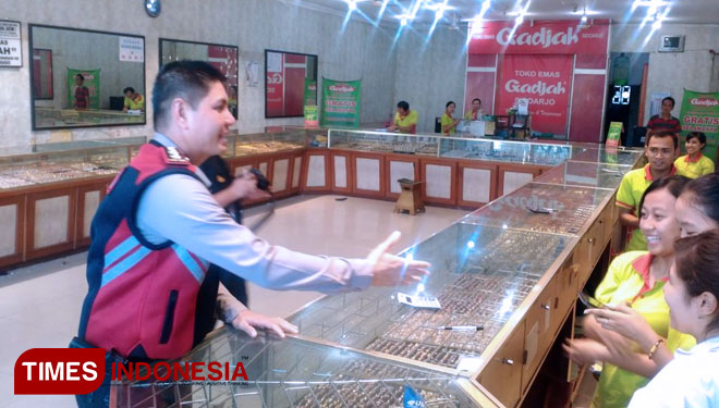 Kapolresta Probolinggo, AKBP Alfian Nurrizal saat patroli toko emas (FOTO: Iqbal/ TIMES Indonesia)