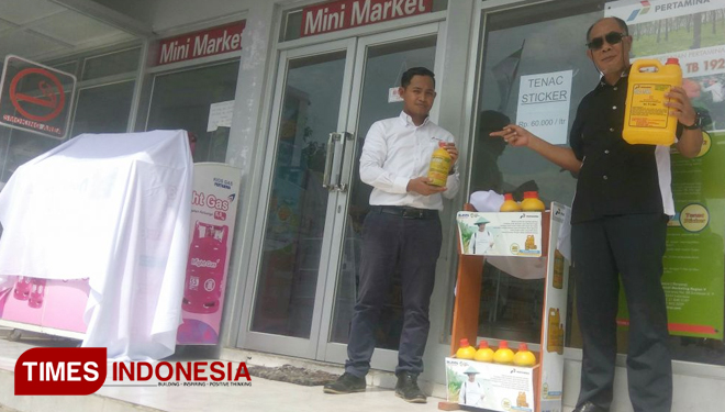 Manager Marketing Region V, Sigit Subiantoro, menunjukkan Produk tenac sticker kepada para petani Tuban saat Launching di SPBU 54.623.18 Jenu, Tuban, Senin (28/05/2018) (FOTO: Safuwan TIMESIndoesia)