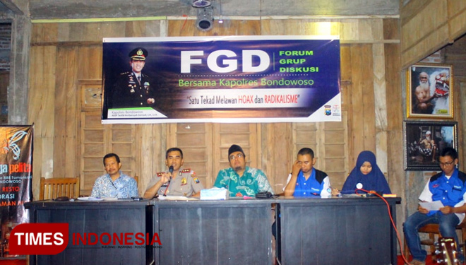 Fokus Grup Diskusi soal hoaks dan radikalisme oleh Polres dan Relawan Teknologi Informasi dan Komunikasi (RTIK) Bondowoso di Cafe Bunga Pelita 888, Jalan Pelita Tamansari Bondowoso. (FOTO: Bahrullah/TIMES Indonesia)