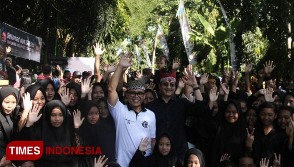 Bupati Anas bersama santri PPM Al-Kautsar saat lomba foto BRPC (FOTO: Dok TIMES Indonesia)