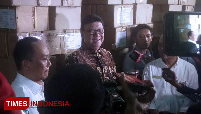 Menteri Dalam Negeri (Mendagri) Tjahjo Kumolo saat memberikan keterangan pers di Jalan Raya Parung, Kemang, Bogor, Jawa Barat Rabu (30/5/2018). (FOTO: Hasbullah/ TIMES Indonesia)