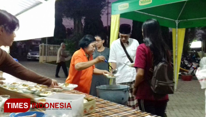 Anggota WKRI Cabang Jember tengah melayani warga yang datang untuk berbuka puasa di Warung Kasih, di halaman Rumah Sakit Katolik, Selasa (29/5/2018). (FOTO: Dian Cahyani/TIMES Indonesia)