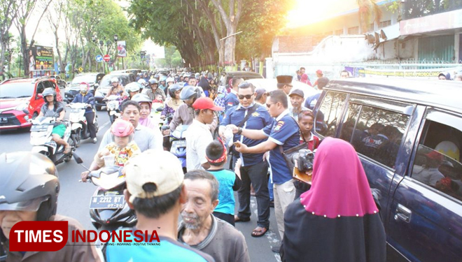 Bagi takjil (FOTO: AJP/TIMES Indonesia)