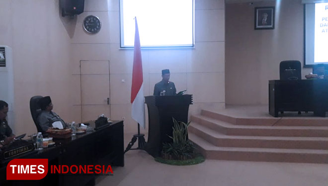 H Amin Said Husni, Bupati Bondowoso saat membacakan hasil Raperda pandangan Fraksi terhadap 3 perda. (FOTO: Bahrullah/TIMES Indonesia)