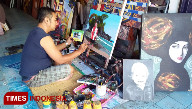 Erwin Bastomi, saat melukis di Art Shopnya Argent Galery, Denpasar Selatan, Jumat (1/6/2018).(FOTO: Khadafi/TIMES Indonesia)
