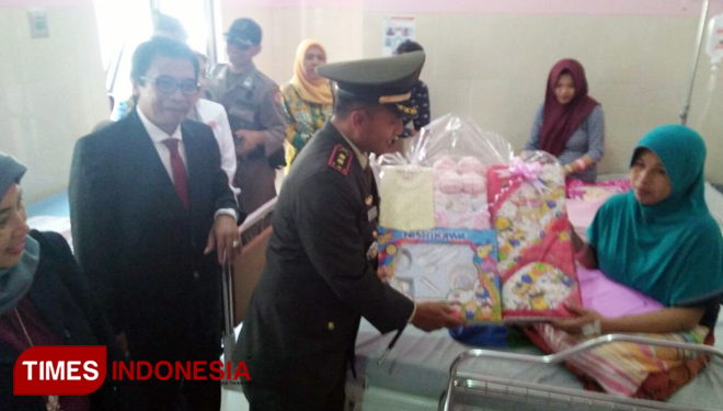 Bupati Jember Beri Sertifikat Bayi yang Lahir 1 Juni 