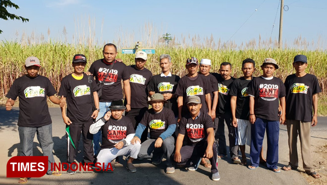 Petani tebu Bondowoso kecewa penetapan HPP Gula, kompak pakai kaos 2019 ganti presiden. (FOTO: Bahri/TIMES Indonesia)
