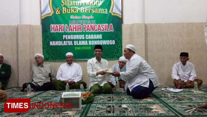 Bupati Bomdowoso Amin Said Husni, Bersama Dengan Tokoh NU saat Pemotongan Tumpeng Dalam Acara Peringatan Hari Lahir Pancasila (FOTO: Moh Bahri/TIMES Imdonesia)