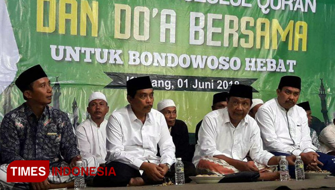 Paslon Bupati Nomor Urut Dua Dhafir-Dayat didampingi Ketua DPRD Bondowoso H Tohari saat Menghadiri Pengajian umum dalam rangka Nuzulul Qur'an dan doa bersama untuk Bondowoso Hebat (FOTO: Moh Bahri/TIMES Indonesia)