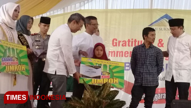 Jajaran manajemen PT BSI menyerahkan hadiah utama ibadah umroh kepada yatim Aura Putri, dalam perayaan HUT ke-6 PT BSI. (FOTO: Syamsul Arifin/ TIMES Indonesia)