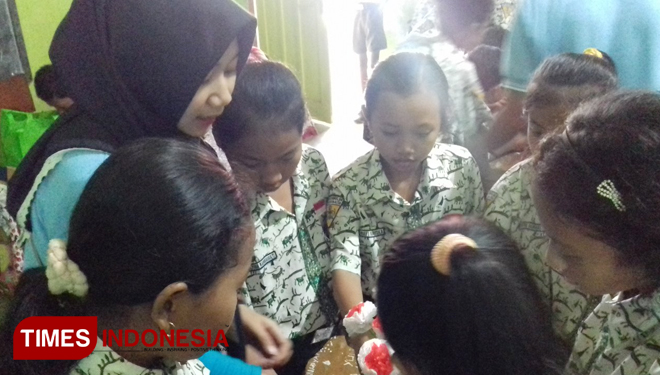Mahasiswi KKN UM di Blitar melatih siswa siswi SDN 4 Gembul kerajinan daur ulang sampah. (FOTO: UM For TIMES Indonesia)