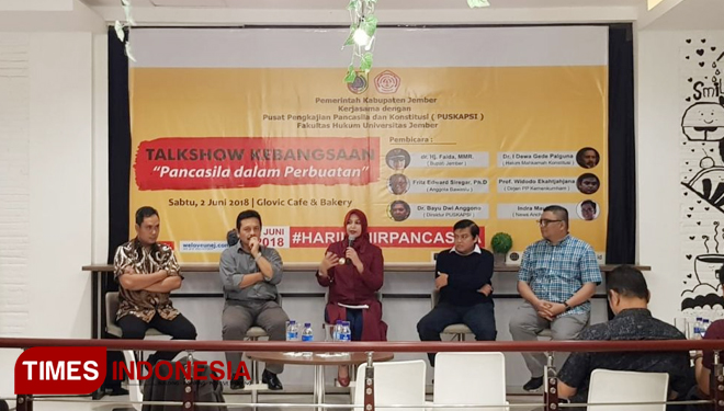 Para narasumber dalam talk show kebangsaan Pancasila Dalam Perbuatan yang digelar PUSKAPSI FH Unej dan Pemkab Jember, Sabtu malam (2/6/2018). (FOTO: Desi Wahyuningsih/TIMES Indonesia)