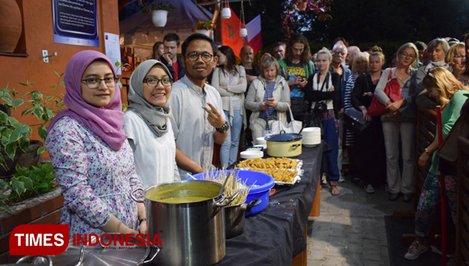 Memeriahkan Ramadhan di Poznan, Tata bersama teman-teman PPI Poznan gelar bazar makanan khas Indonesia saat jelang waktu berbuka, Minggu (3/6/2018). (FOTO: UMM For TIMES Indonesia)