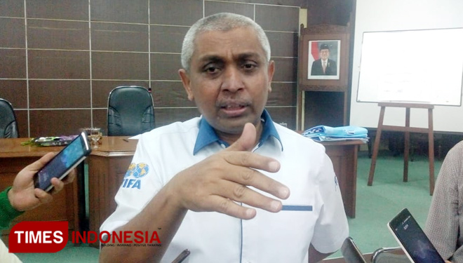 Ketua PSSI Propinsi Jawa Timur (Jatim) Ahmad Riyadh UB ditemani Achmad Amir Aslichin, Wakil Ketua askab PSSI Sidoarjo saat menjawab pertanyaan jurnalis. (FOTO: Rudi Mulya/TIMES Indonesia)