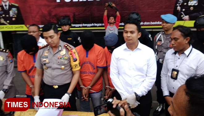 Kapolres Gresik AKBP Wahyu S Bintoro saat Konfrensi pers penangkapan kasus pencurian hewan ternak di Halaman Mapolres Gresik. (FOTO : Akmal/TIMES Indonesia)