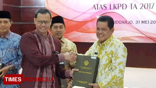 Walikota Pasuruan H. Setiyono dan Ketua DPRD H. Ismail M. Hasan, saat menerima LHP di Kantor BPK Perwakilan Jawa Timur di Sidoarjo. (FOTO: AJP/TIMES Indonesia)