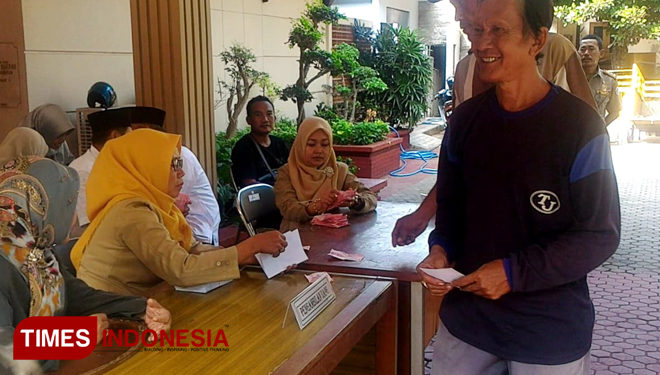 Warga kurang mampu menerima pendistribusian Zakat, Infaq dan Sodakoh dari Baznas Lamongan, di Pendopo Lokatantra, Senin, (4/6/2018). (FOTO: Ardiyanto/TIMES Indonesia)