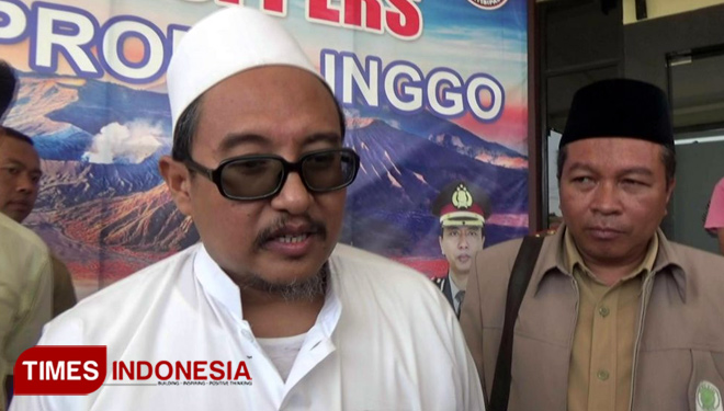 Kiai Amin Kutbi, Komisi Fatwa MUI Kabupaten Probolinggo, ketika memberikan keterangn kepada awak media di Mapolres Probolinggo.(FOTO: Dicko W/TIMES Indonesia)
