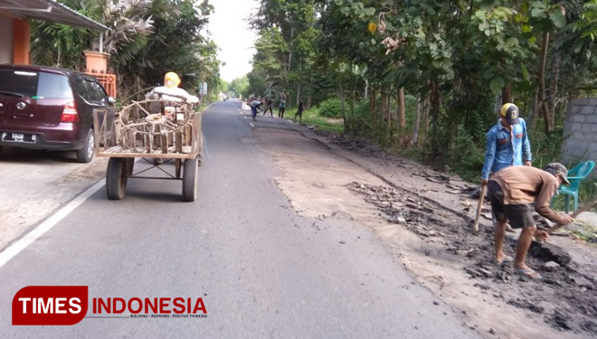 Pekerja saat melakukan perbaikan jalan tembus Blimbingsari - Bomo. (Rizki Alfian / TIMES Indonesia)