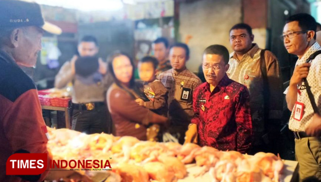 Wakil Wali Kota Batu, Punjul Santoso bersama Satgas Pangan dan TPID Kota Batumelakukan sidak, Selasa (5/6/2018) di Pasar Besar Kota Batu. (FOTO: Ferry/TIMES Indonesia)