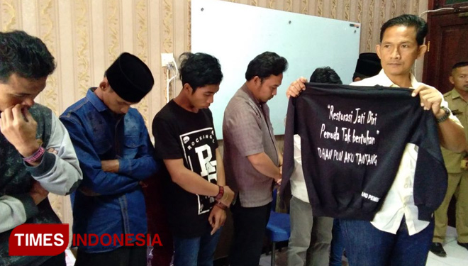 Kasat Reskrim Polres Probolinggo Jawa Timur, menunjukan jaket sweater yang dibuat para remaja yang diduga telah menistakan agama.(FOTO: Dicko W/TIMES Indonesia)