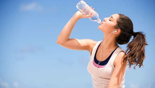 ILUSTRASI wanita sedang meminum air. (FOTO: iyakan.com)