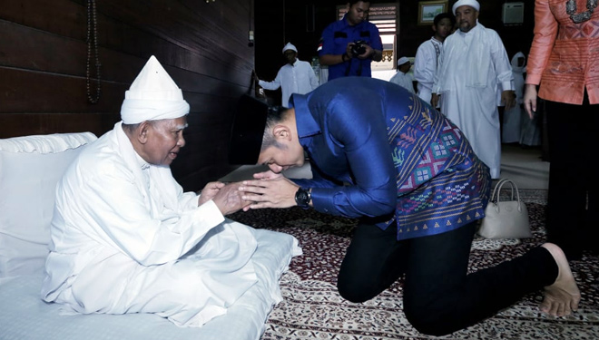 AHY saat berkunjung ke Tuan Guru Babussalam di Langkat. (FOTO: Istimewa)