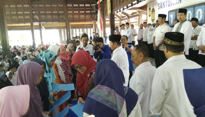 Baznas Kabupaten Malang saat memberikan santunan kepada seribu anak yatim dan dhuafa di Pendapa Kabupaten Malang, Rabu (6/6/2018). (FOTO: Istimewa)