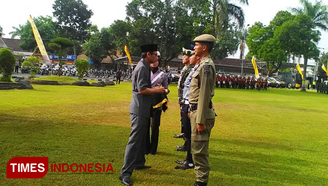 Bupati Bondowoso Amin Said Husni Menyematkan Pin Pada Perwakilan Masing-masing Pasukan, yaitu dari Kepolisin, TNI, Dishub dan Satpol PP. (FOTO: Moh Bahri/TIMES Indonesia)