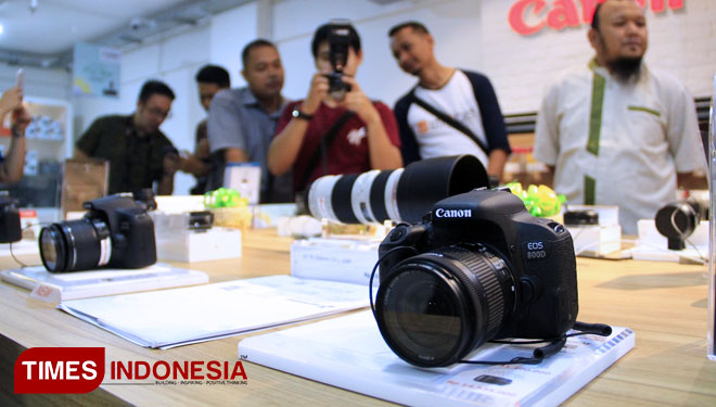 Canon meluncurkan produk baru kamera DSLR Entry level di Canon Image Square Pantai Photo Malang Town Square. Rabu, 6/6/2018. (FOTO: Tria Adha/TIMES Indonesia)