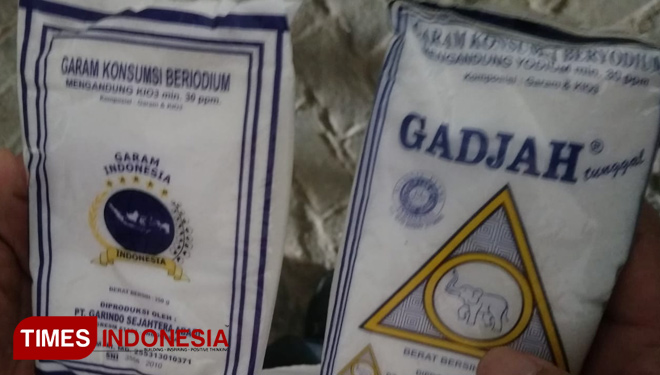 Dua merek garam industri yang dikemas kembali menjadi garam konsumsi (FOTO : Akmal/TIMES Indonesia).