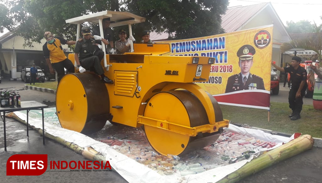 Bupati Bondowoso Amin Said Husni mengemudikan mobil penggilas untuk memusnahkan miras hasil Operasi Pekat 2018, Rabu (6/6/2018). (FOTO: Bahrullah/TIMES Indonesia)