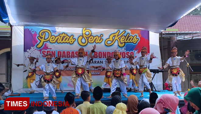 Siswa-siwi SDN Dabasah I Bondowoso menunjukan kebolehan menari dalam Pentas Seni Kelas (FOTO: Moh Bahri/TIMES Indonesia)