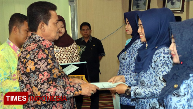 Walikota Pasuruan Drs. H Setiyono M.Si, secara simbolik menyerahkan petikan keputusan pengangkatan CPNS menjadi PNS Pemerintah Kota Pasuruan. (FOTO: AJP TIMES Indonesia)