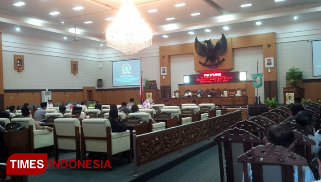 Suasana rapat paripurna Pemandangan Umum atas Rancangan Peraturan Daerah (Raperda) Pertanggungjawaban Pelaksanaan APBD Tahun Anggaran 2017 di kantor DPRD Banyuwangi. (FOTO: Syamsul Arifin/ TIMES Indonesia)
