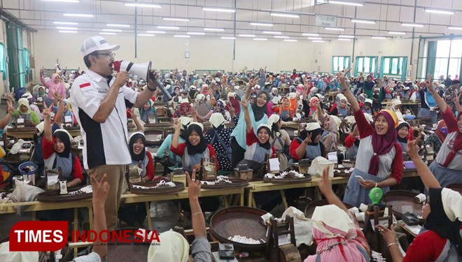 Ribuan Karyawati PT Wismilak Sambut Kedatangan Gus Ipul. Rabu (6/6/2018). (FOTO: Ali/TIMES Indonesia)