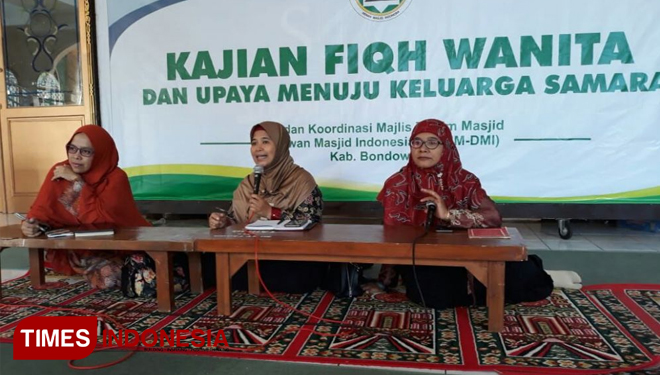 Pemateri Kajian Fiqih Wanita Sedang Menyampaikan Materi Kajian di depan Para Peserta (FOTO: Moh Bahri/TIMES Indonesia)