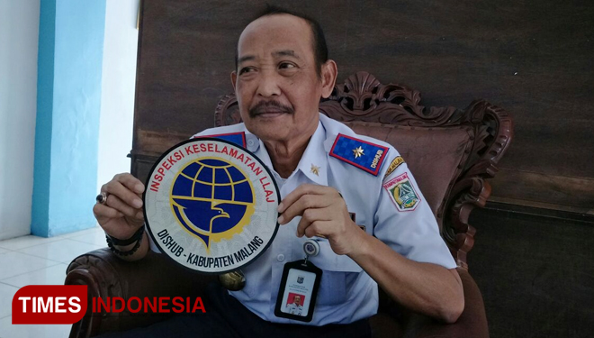 Kepala Dishub Kabupaten Malang, Hafi Lutfi menunjukkan stiker yang akan ditempel bus yang layak aman. (FOTO: Widodo Irianto/TIMES Indonesia)