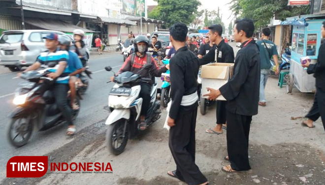 Puluhan warga PSHT sedang membagikan takjil dan penggalangan dana (Rizki Alfian/TIMES Indonesia)