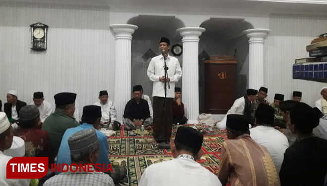 Bupati Bondowoso Amin Said Husni di acara Safari Ramadhan di Masjid Pondok Pesantren Subulus Salam, Desa Kerang. Kecamatan Sukosari, Bondowoso, Rabu (06/6/2018) malam. (FOTO: Bahrullah/TIMES Indonesia)