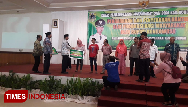 Bupati Bondowoso Amin Said Husni saat menyerahkan bantaun alat usaha kepada masyarakat Bondowoso, Jumat (8/6/2018). (FOTO: Bahrullah/TIMES Indonesia)