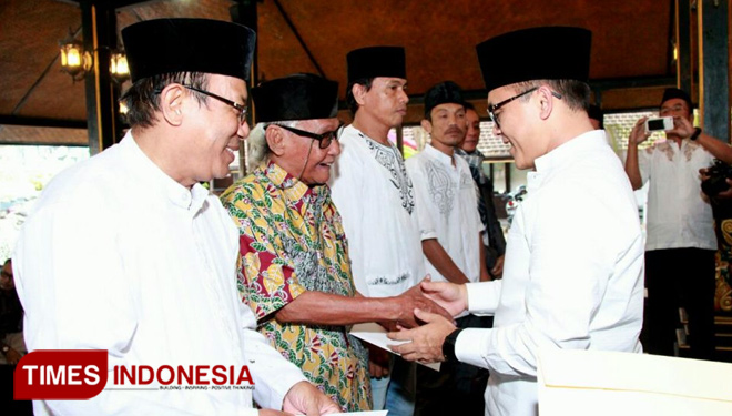 Bupati Anas bersalaman dengan budayawan Banyuwangi, Hasnan Singodimayan. (FOTO: Humas Pemkab Banyuwangi for TIMES Indonesia)