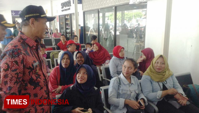 DIALOG: Walikota Madiun Sugeng Rismiyanto berdialog dengan pebumpang bus di terminal Purboyo Kota Madiun. (FOTO: Pamula/TIMES Indonesia)
