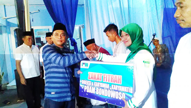 Direktur PDAM Mulyadi, Menyerahkan Langsung Zakat Fitrah Para Karyawannya kepada perwakilan Lembaga Amil Zakat Infaq dan Sodaqoh NU (LazisNU) Bondowoso. (FOTO: Moh. Bahri/TIMES Indonesia)