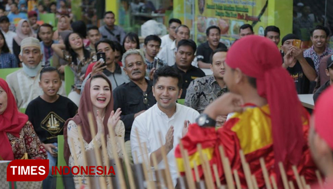 Emil bersama istrinya, Arumi Bachin saat menghadiri acara buka bersama dan deklarasi dukungan untuk pasangan calon gubernur dan wakil gubernur Jawa Timur nomor urut 1. Oleh Komunitas Seni dan Budayawan Jatim, kamis, 7/6/2018. (FOTO: TIM Media For Times In