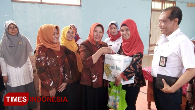 IKM Batik Ciprat Karya Kaum Difabel mendapat bingkisan lebaran dari Dekranasda. (FOTO: AJP TIMES Indonesia)