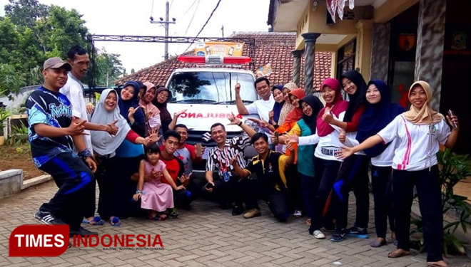 Kades Tambong, Didik Budi Hartono SE (baju putih) bersama jajaran perangkat foto bersama sesaat kedatangan mobil ambulan desa. (FOTO: Syamsul Arifin/TIMES Indonesia)