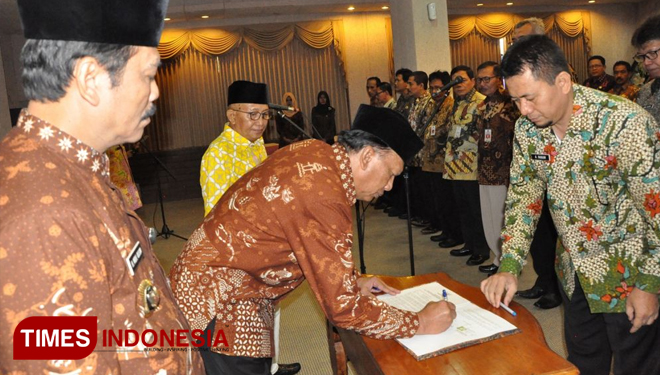 Bupati Gresik Sambari Halim Radianto saat melantik pejabat (FOTO: Akmal/TIMES Indonesia)