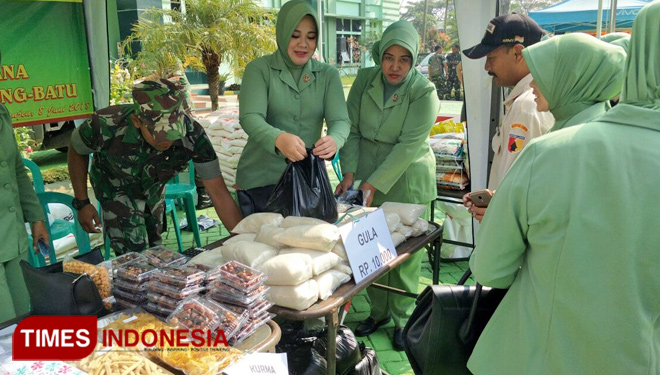 Bazar murah yang digelar Kodim 0818 Malang langsung diserbu pengunjung, istri Dandim Ny Dewi Ferry Muzawwad ikut melayani pembeli.(FOTO: Widodo Irianto/TIMES Indonesia)